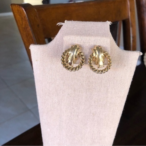 Vintage Screw Back Earrings - Picture 1 of 4